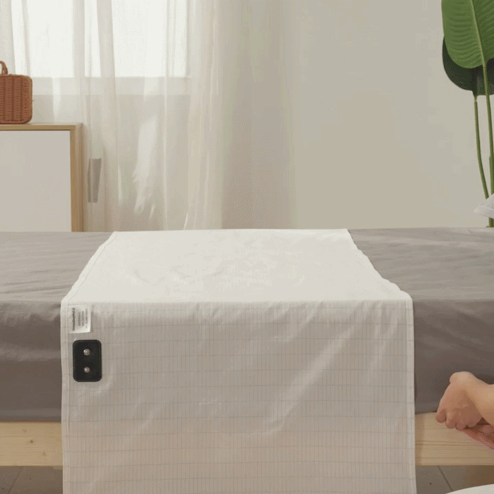 Extiende la sábana sobre la cama.